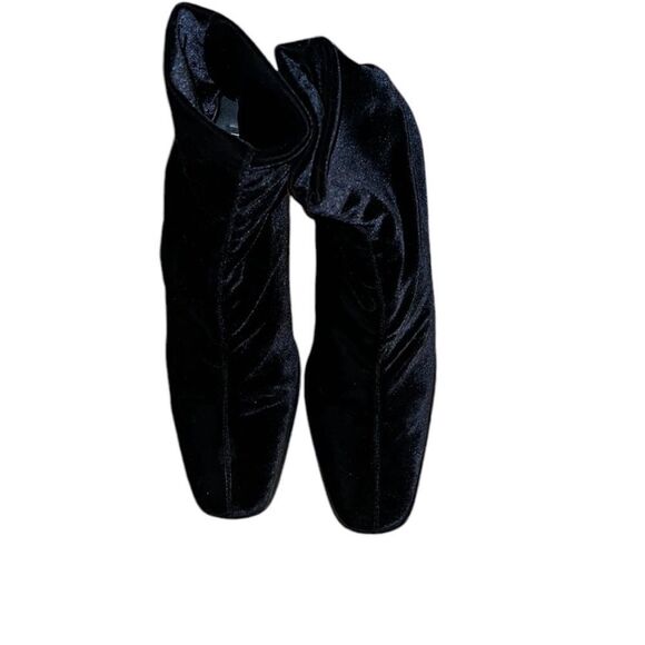 Larry Stuart Collection Black Velvet Booties Size 8 1/2 M - Picture 1 of 6